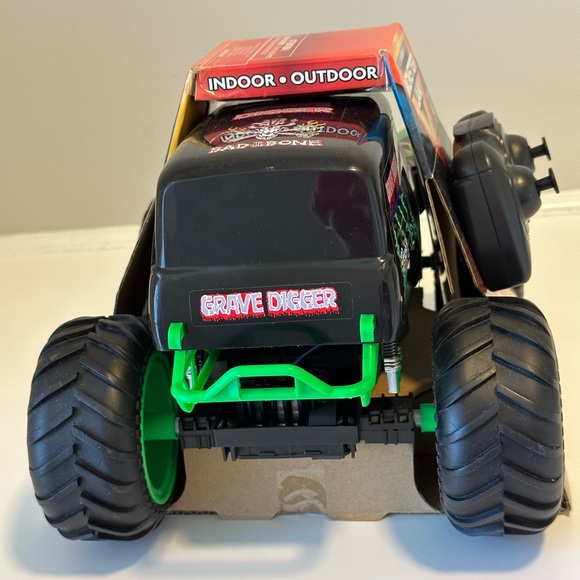 NEW Grave Digger RC Truck 1:15th Scale - Picture 5 of 7
